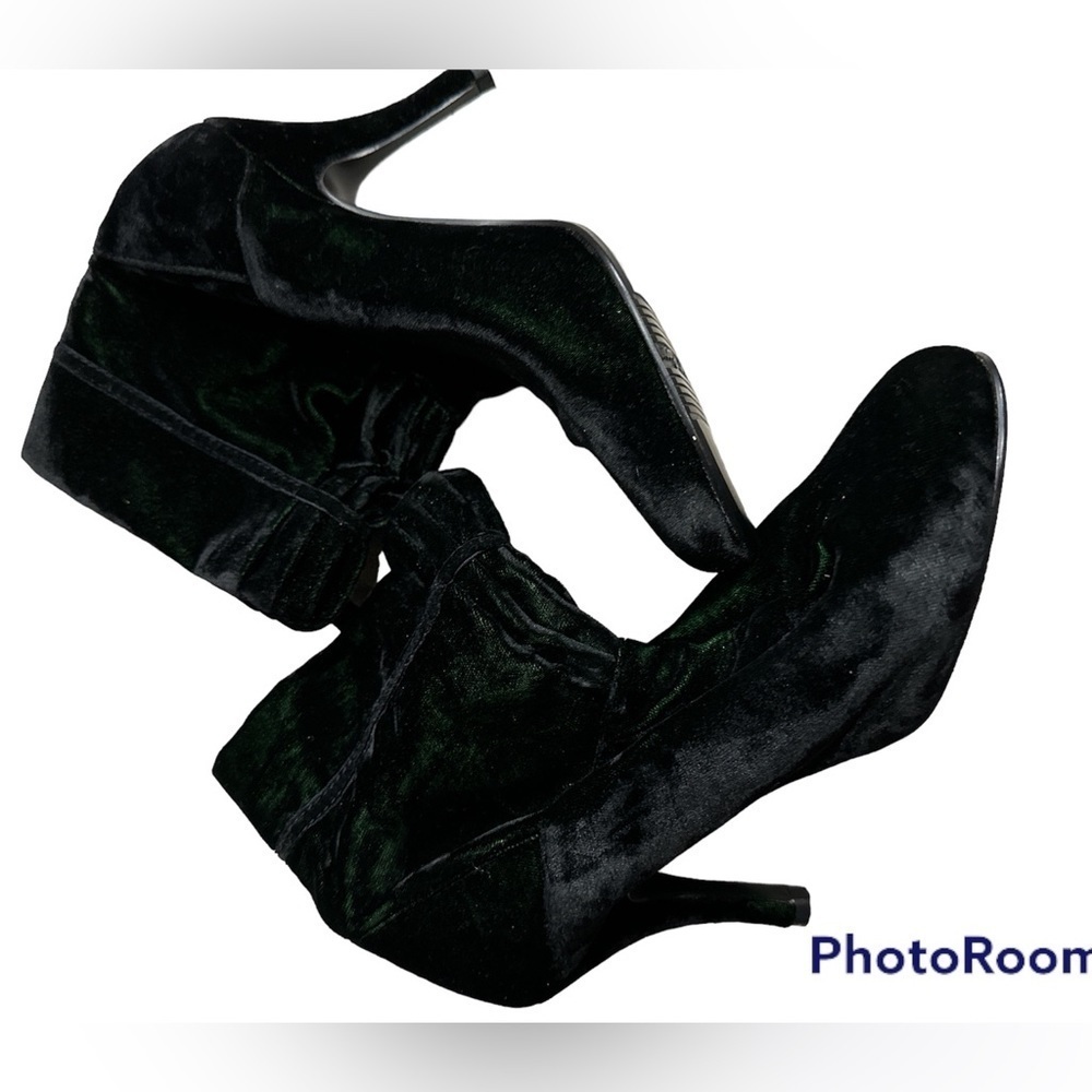 Baci Velvet like booties Sz 6 Black with Green Hue 3.5” heel Like New Condition